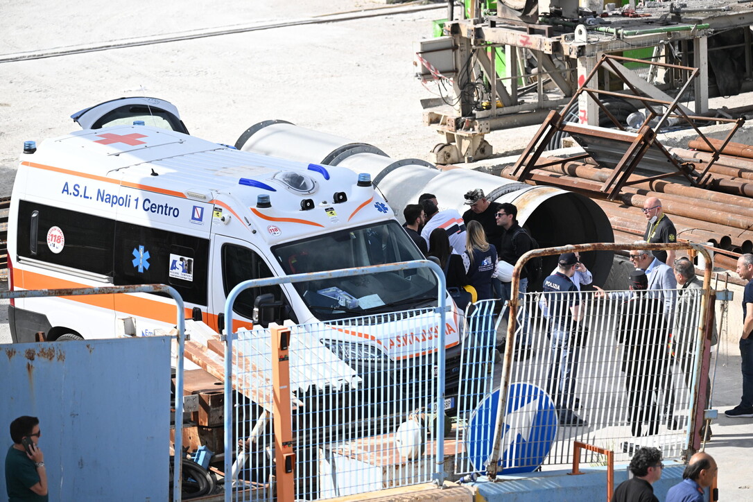 Napoli Incidente In Un Cantiere Della Metro Morto Un Enne Feriti